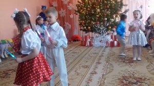 Танец с светящимися палочками в детском саду.