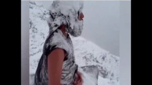 Индийский йог медитирует в Гималаях при температуре минус 48 градусов по Цельсию