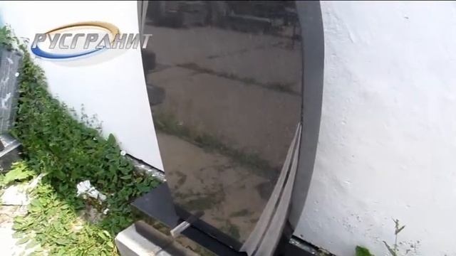 Гранитный памятник в виде слезы