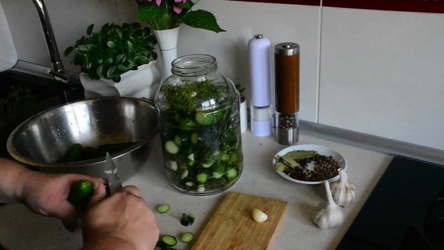 Хрустящие малосольные огурцы