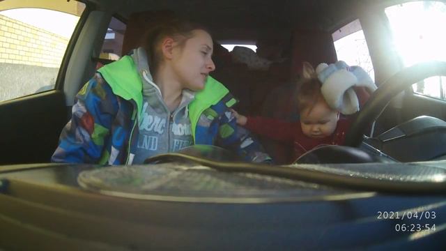 Марфа надела мамину шапку в машине смотреть онлайн