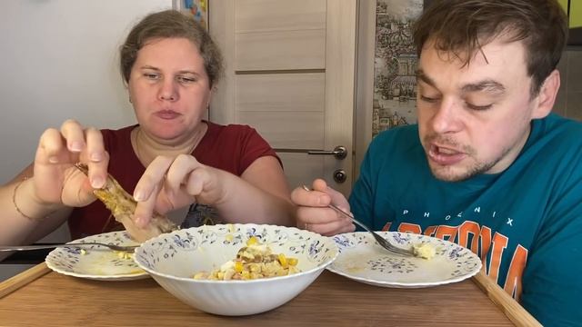 Новый салат и запечённые крылышки в духовке,Дима со мной не разговаривает#мукбанг  #семьятарлавиных