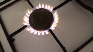Газ горит с красным огнем. Почему?