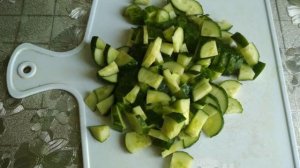 Салат из свежих огурцов с яйцом