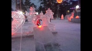 Дети катаются на горке. Ледовый городок. Как развлечь ребенка зимой.
