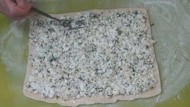 Рулетики из слоёного теста с творогом и сыром.