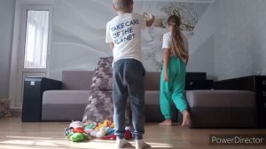 Сделали горку из подушек!
