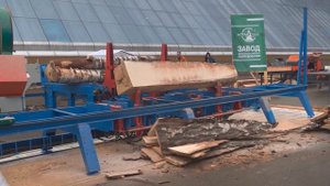 Ленточная пилорама с гидравлической системой оперирования бревном
