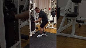 Сгибания голени стоя в кроссовере с нижним блоком поочередно.
