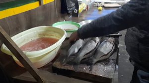 ЖАРЕНАЯ РЫБА ПО УЗБЕКСКИ | УЛИЧНАЯ ЕДА УЗБЕКИСТАНА | УЗБЕКСКАЯ КУХНЯ | ЖАРЕННЫЙ САЗАН | КАК ЖАРЯТ