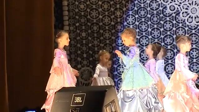 Котово. Дом Культуры, танец минуэт.