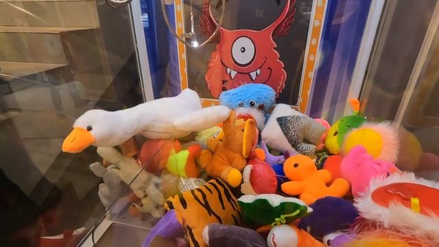 Гусь-Обнимусь в преддверии Нового Года / Играем в аппарате Хватайка смотреть онлайн