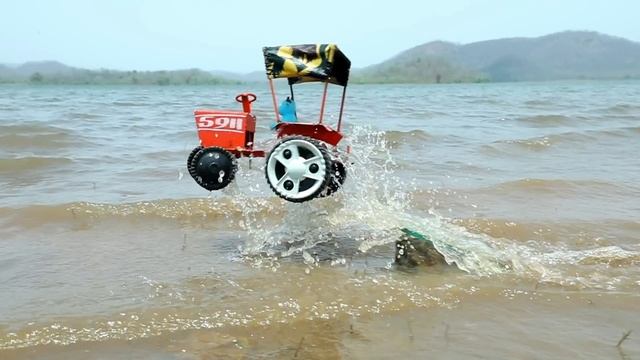Самосвал с песком перевернулся в лужу смотреть онлайн