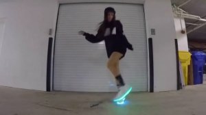 Танец в светящихся кроссовках)