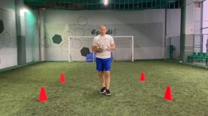 Смена положения при чеканке через удар мяча коленом. Арсений Клементьев | Футбольный фристайл