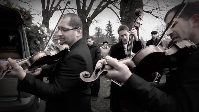 VELKÁ NAD VELIČKOU-Hudecká muzika kolem dvojice primášů Kubíků a zpěv na dnešním pohřbu T. Kubíka смотреть онлайн