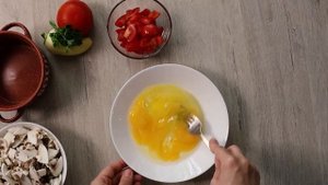 ОМЛЕТ с грибами и помидорами. Обязательно попробуйте на завтрак это красивое и сытное блюдо.