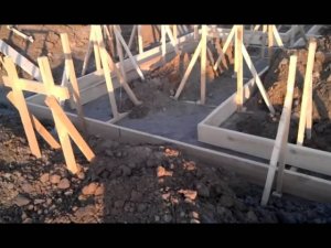 Установка раскосов для опалубки