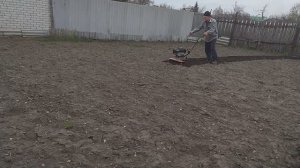 Картофелесажалка своими руками. Сажаем картошку в сдвоенные грядки.