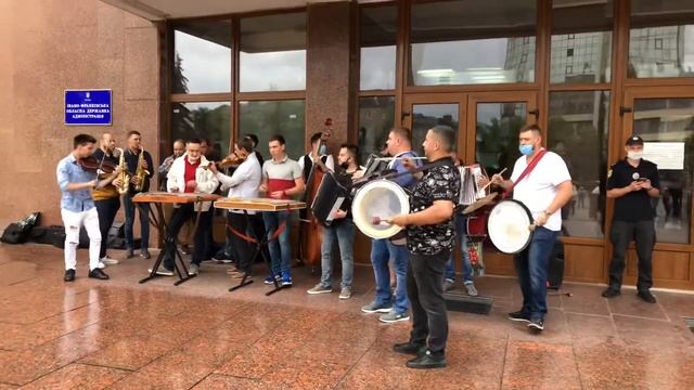 Музиканти під ОДА #мирнаакція #відкрийтересторани #дайтеправонапрацю #одаіф #іванофранківськ