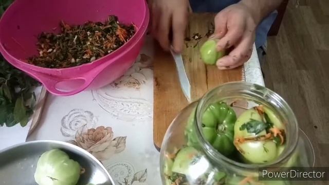 Квашеные зелёные помидоры с начинкой.