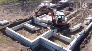 Фундамент из блоков ФБС, с экскаватором TEREX HR 32.