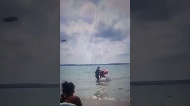 Случайными образом на свадьбе друга получилось заснять летающий объект на высокой скорости смотреть онлайн