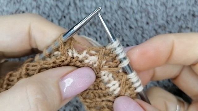 Необычный двухцветный узор с вытянутыми петлями