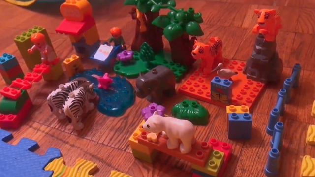 Аленушка складывает большой конструктор LEGO зоопарк смотреть онлайн