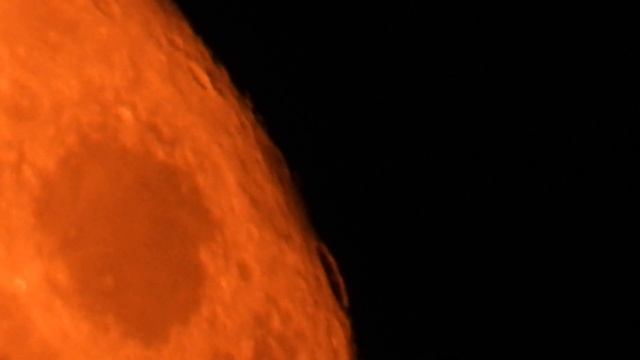 Кроваво-красная Луна в полнолуние 24 июля 2021, Сатурн в 5 угловых градусах от неё и Юпитер смотреть онлайн