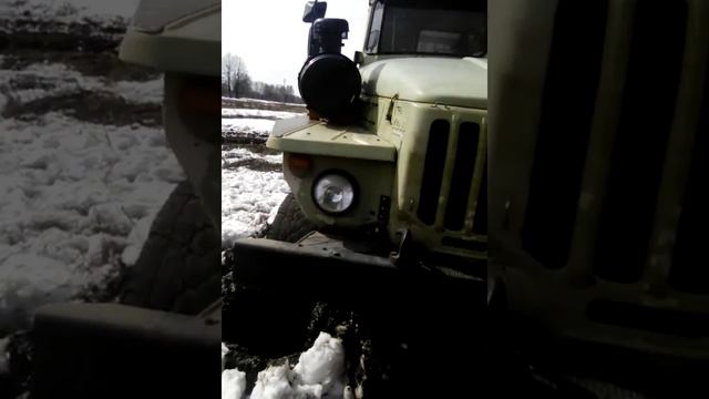 Т-150 вытаскивает урал.mp4 смотреть онлайн