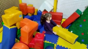 Играем на детской игровой площадке в парке развлечений