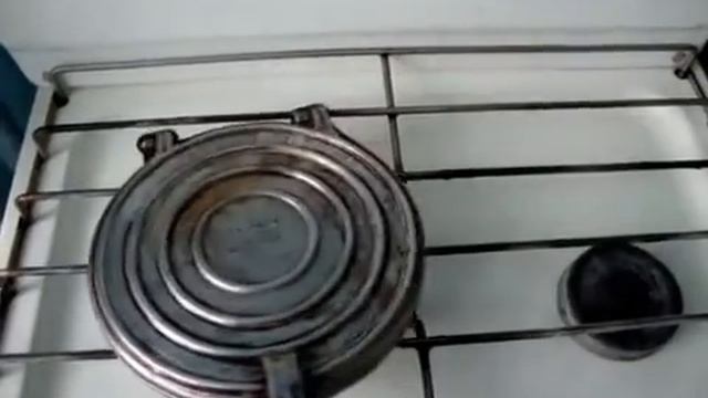 Вафли на сметане в вафельнице на газу/Рецепт вафель на сметане для советской вафельницы