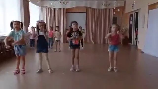 Ухо ты ,ух ты!Девочка ухтышка танец.Детский сад41 «Росинка» г.Якутск смотреть онлайн