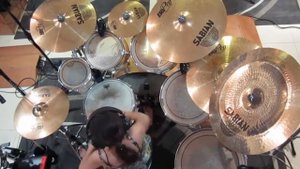 Маленькая девочка феноменально играет на ударных