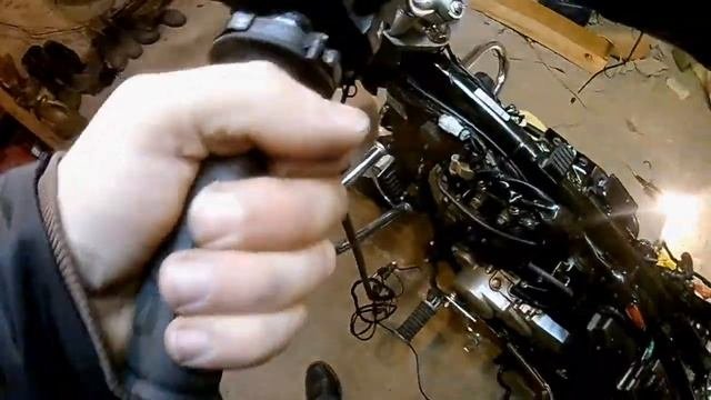 Как установить грипсы с подогревом на Bajaj Avenger, пошагово