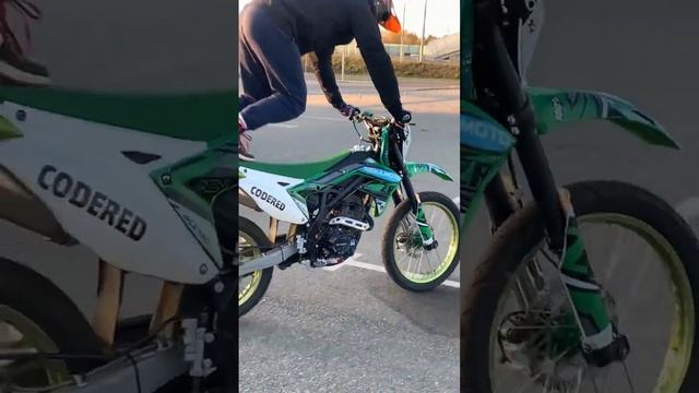 Учусь делать круги, со мной все хорошо ? #stunt #bike #moto #supermoto #мотоциклы #дпс #regulmoto