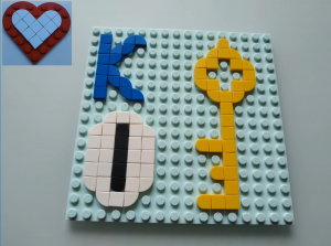 Ключик и буква К из конструктора Лего Дот'с