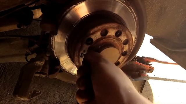 Skoda Octavia A5. Замена задних тормозных дисков и колодок. смотреть онлайн