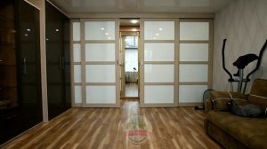 Деревянная раздвижная перегородка для зонирования