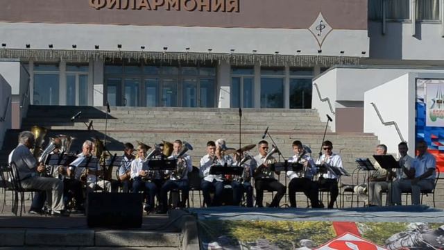 Духовой оркестр "Мажор" г. Унеча. Фрагменты выступления на Славянской площади в Брянске 16.06.2019 смотреть онлайн