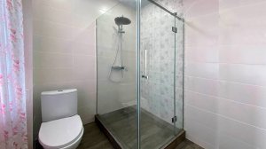 Душевая с распашной дверью. Фурнитура хром