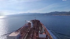 В тесноте люди песни поют, на просторе волки воют.