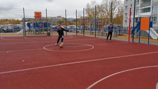 КТО ЗАБЬЁТ БОЛЬШЕ ВСЕХ ГОЛОВ ТОТ И ПОЛУЧИТ 100 РУБЛЕЙ / ПЕРВЫЙ ВИДОС .