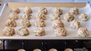 Куриные шарики в сливочном соусе с зеленым горошком