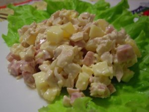 САЛАТ С АНАНАСАМИ И КУРИЦЕЙ