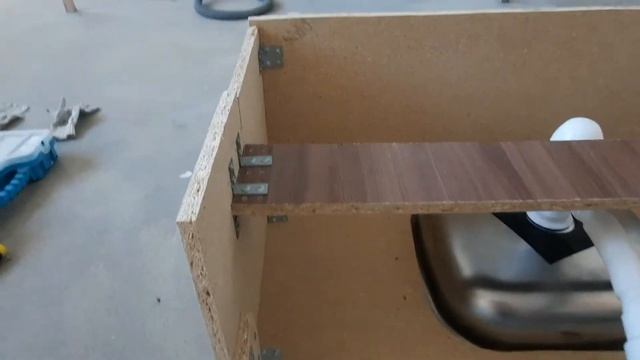 Подвесная тумба в ванную. Столешница в ванной из дерева. Мебель для ванной. Зеркало с подсветкой. смотреть онлайн