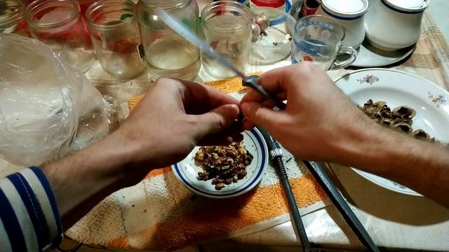 Как открыть грецкий орех? Без открывалки