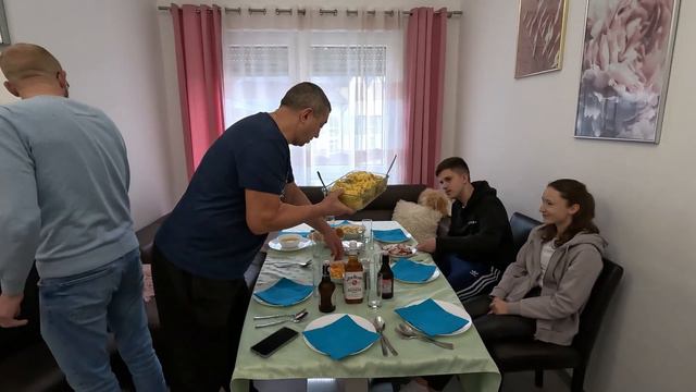 Воскресный влог у родителей, кушаем бешбармак встали в очередь на получение квартиры собачья радост