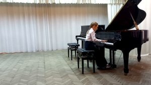 Исполняет Мордасова Светлана 
1.Ф.Веселков «Поэтическое мгновение»
2.В.Косенко «Юмореска»